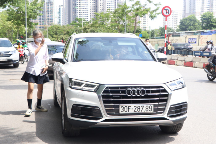 Sĩ tử vẫy tay chào người thân sau khi bước xuống xe Audi.