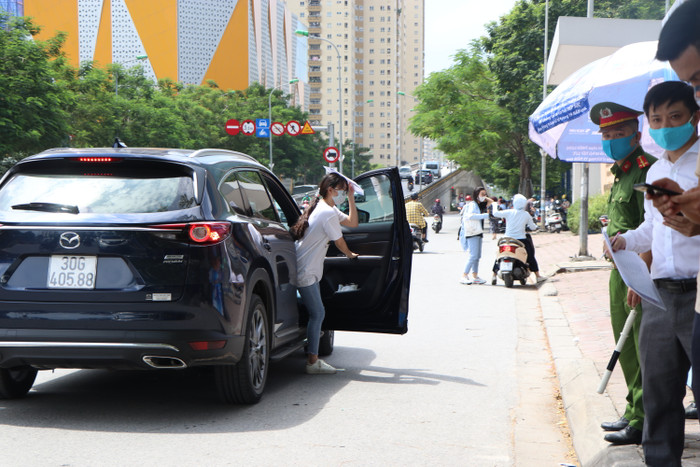 Theo quy định của Bộ GD&ĐT, 14h ngày 8/8, thí sinh đến phòng thi làm thủ tục và đính chính sai sót (nếu có) đồng thời nghe phổ biến quy chế, lịch thi tốt nghiệp THPT năm 2020. Khi làm thủ tục, thí sinh sẽ nhận thẻ dự thi và đối chiếu các thông tin cá nhân như họ, tên đệm, tên, ngày, tháng, năm sinh, đối tượng ưu tiên. Nếu phát hiện có sai sót thí sinh phải báo ngay cho cán bộ coi thi hoặc người làm nhiệm vụ tại điểm thi để được xử lý. Khi làm thủ tục dự thi, thí sinh phải mang chứng minh nhân dân hoặc thẻ căn cuớc công dân.