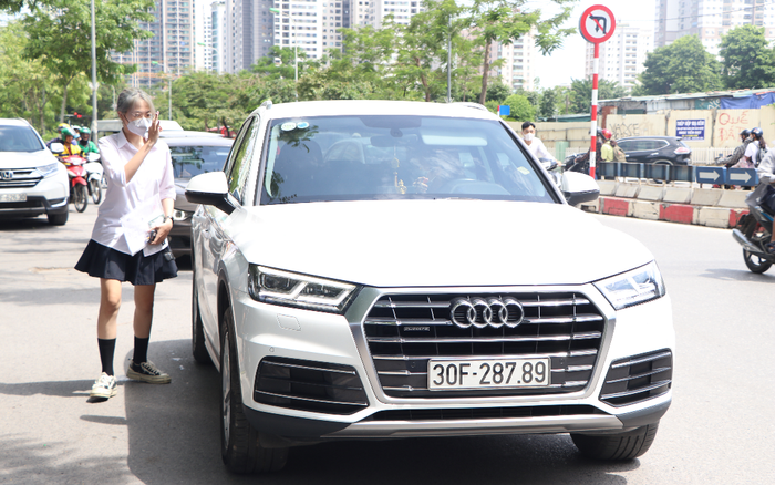 Xế sang bạc tỉ đưa sĩ tử đi làm thủ tục thi tốt nghiệp THPT Quốc gia 2020 Ảnh 2