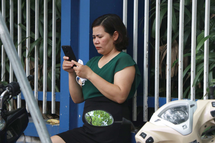 Thi tốt nghiệp THPT 2020: Phụ huynh đứng đợi con ngoài cổng trường trong ngày làm thủ tục dự thi Ảnh 3