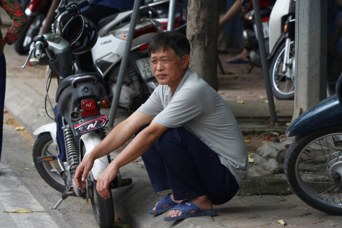 Cha mẹ các sĩ tử cũng không khỏi thấp thỏm lo lắng trước ngày thi quan trọng