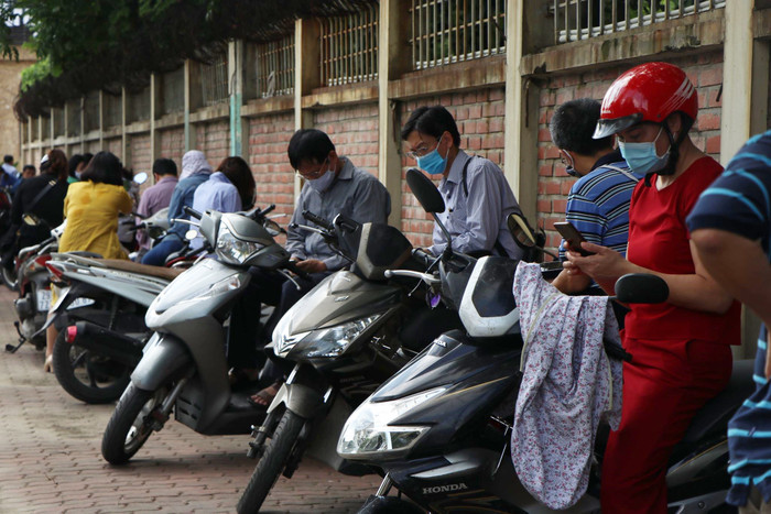 Hàng dài xe máy của các bậc phụ huynh bên ngoài cổng trường đợi thí sinh làm thủ tục dự thi
