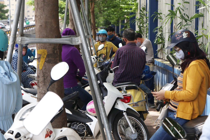 Các bậc phụ huynh đợi con dưới trời nắng tại điểm thi trường THPT Hà Nội - Amsterdam