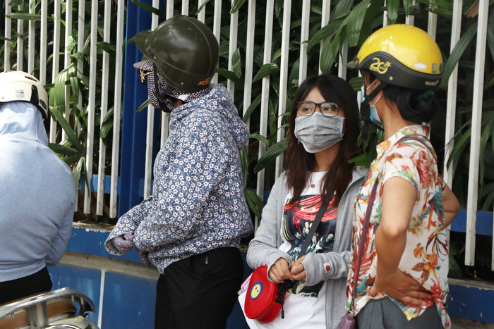 Thi tốt nghiệp THPT 2020: Phụ huynh đứng đợi con ngoài cổng trường trong ngày làm thủ tục dự thi Ảnh 4