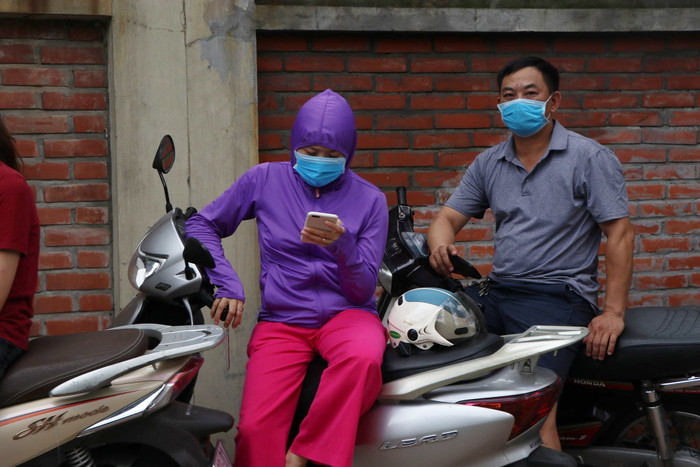 Thi tốt nghiệp THPT 2020: Phụ huynh đứng đợi con ngoài cổng trường trong ngày làm thủ tục dự thi Ảnh 8