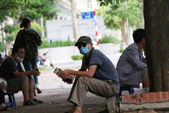 Thi tốt nghiệp THPT 2020: Phụ huynh đứng đợi con ngoài cổng trường trong ngày làm thủ tục dự thi Ảnh 9