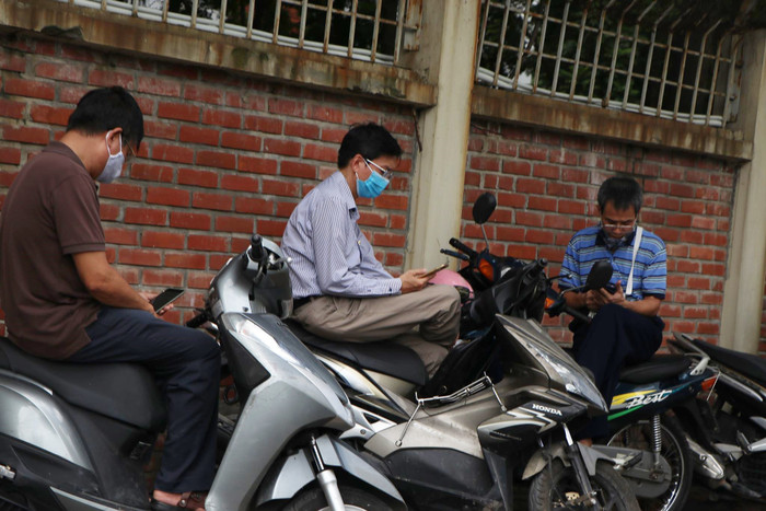 Thi tốt nghiệp THPT 2020: Phụ huynh đứng đợi con ngoài cổng trường trong ngày làm thủ tục dự thi Ảnh 11