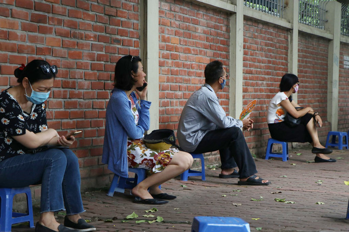 Thi tốt nghiệp THPT 2020: Phụ huynh đứng đợi con ngoài cổng trường trong ngày làm thủ tục dự thi Ảnh 15