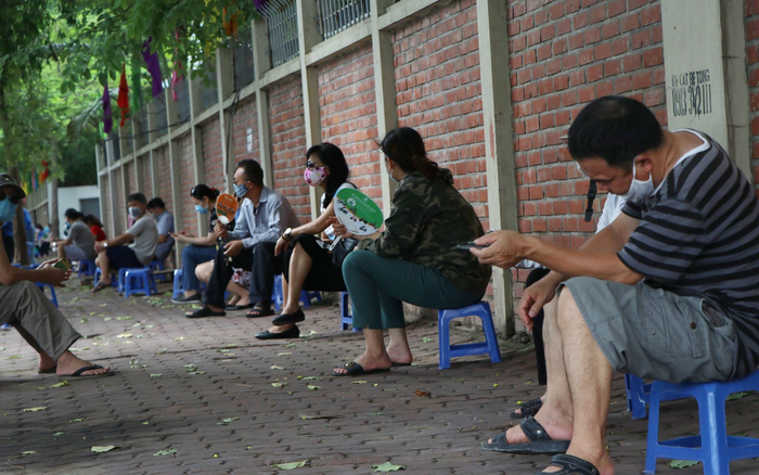 Thi tốt nghiệp THPT 2020: Phụ huynh đứng đợi con ngoài cổng trường trong ngày làm thủ tục dự thi Ảnh 2