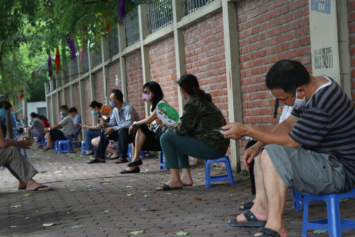 Ghế dành cho các phụ huynh ngoài cổng trường được sắp xếp xa nhau nhằm phòng chống dịch COVID-19