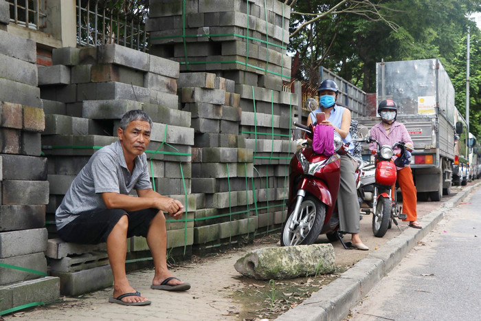 Thi tốt nghiệp THPT 2020: Phụ huynh đứng đợi con ngoài cổng trường trong ngày làm thủ tục dự thi Ảnh 14