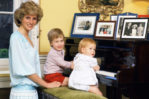 Công nương Diana chơi đàn piano cùng hai con ở Cung điện Kensington.