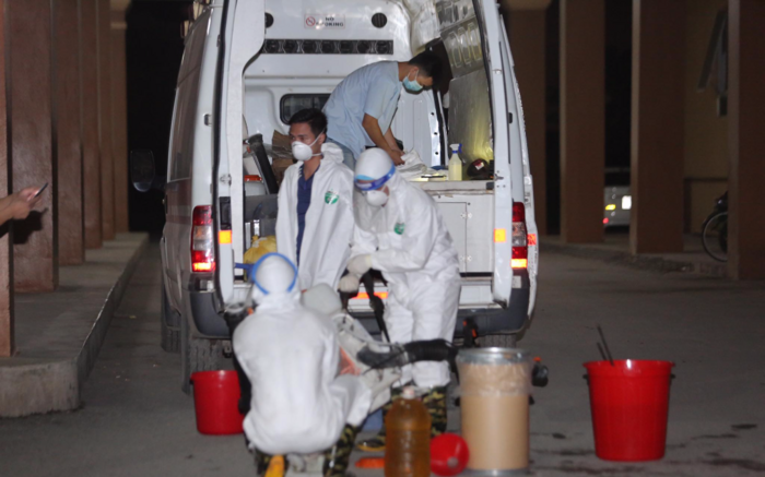 Nhân viên y tế có mặt sau khi phát hiện một ca bệnh.