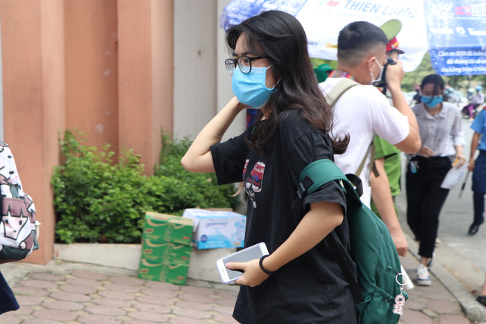 Các sĩ tử đến điểm thi làm thủ tục.