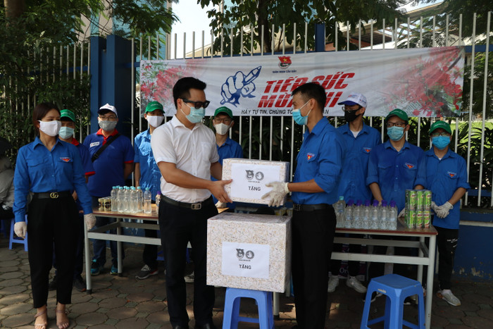 Thành đoàn Hà Nội tặng quà các sinh viên tiếp sức mùa thi.