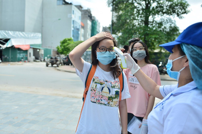 Đây là kỳ thi đặc biệt, các thí sinh được đo thân nhiệt.