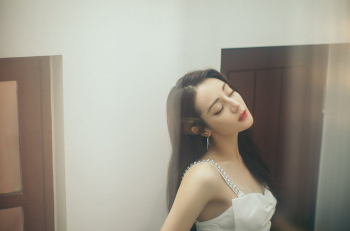 Địch Lệ Nhiệt Ba đập tan tin đồn lão hóa sớm, khi diện váy trắng tại sự kiện fan meeting ở Thượng Hải 8/8 Ảnh 7