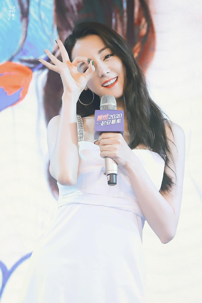 Địch Lệ Nhiệt Ba đập tan tin đồn lão hóa sớm, khi diện váy trắng tại sự kiện fan meeting ở Thượng Hải 8/8 Ảnh 10