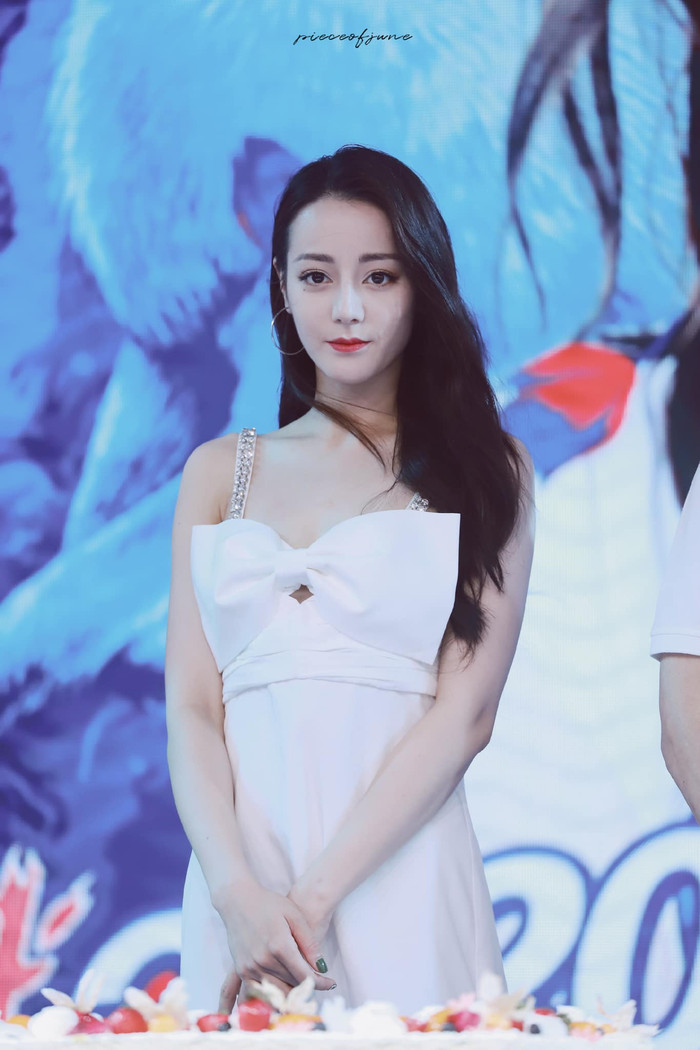 Địch Lệ Nhiệt Ba đập tan tin đồn lão hóa sớm, khi diện váy trắng tại sự kiện fan meeting ở Thượng Hải 8/8 Ảnh 9