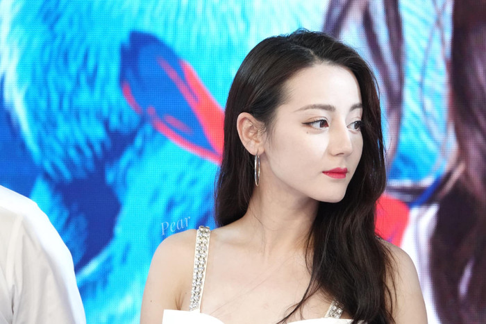 Địch Lệ Nhiệt Ba đập tan tin đồn lão hóa sớm, khi diện váy trắng tại sự kiện fan meeting ở Thượng Hải 8/8 Ảnh 11