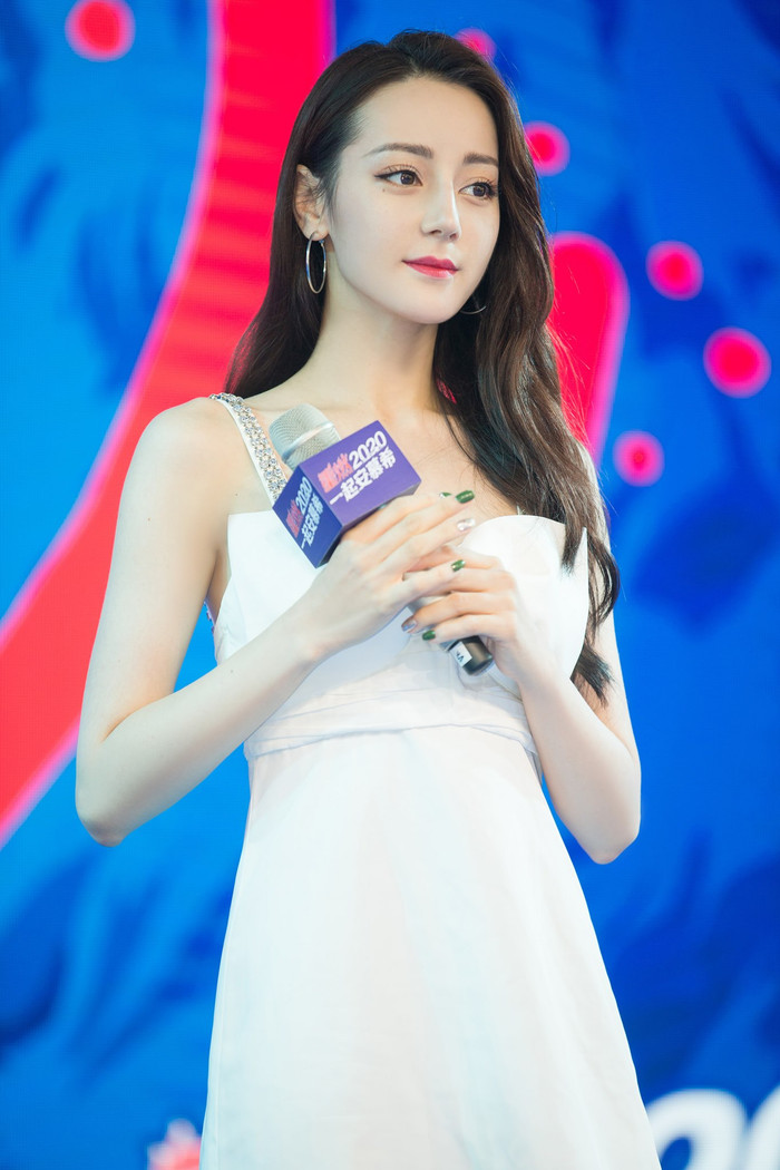 Địch Lệ Nhiệt Ba đập tan tin đồn lão hóa sớm, khi diện váy trắng tại sự kiện fan meeting ở Thượng Hải 8/8 Ảnh 6