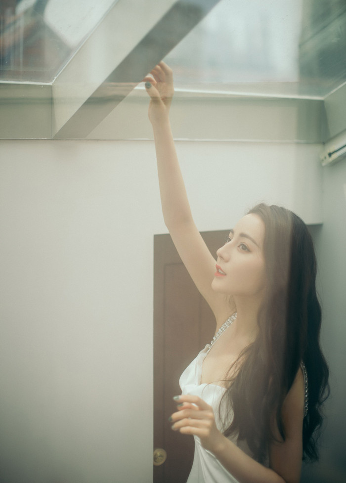 Địch Lệ Nhiệt Ba đập tan tin đồn lão hóa sớm, khi diện váy trắng tại sự kiện fan meeting ở Thượng Hải 8/8 Ảnh 5