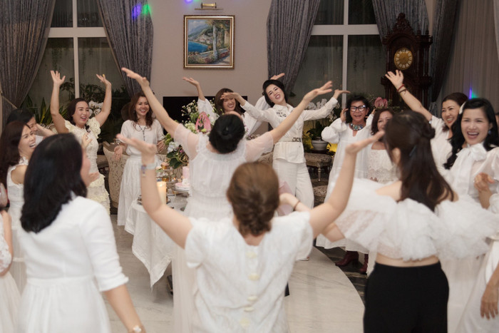 Trong buổi tiệc sinh nhật tất cả khách mời đều diện đồ trắng cực nổi bật