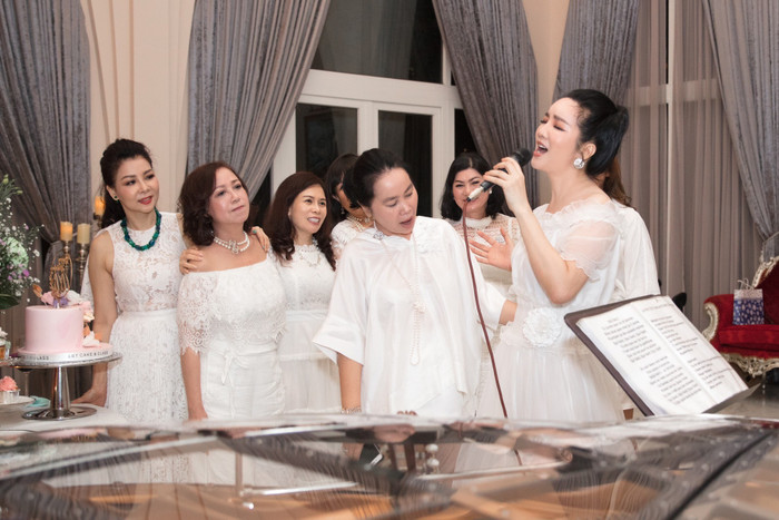 Giáng My cắm hoa, nấu ăn tổ chức sinh nhật tại nhà cho con gái xinh như hoa hậu Ảnh 11