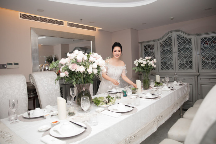 ... nên thay vì tổ chức tiệc linh đình tại các nhà hàng sang trọng thì Hoa hậu Giáng My tự tay cắm hoa, vào bếp nấu ăn tổ chức sinh nhật tại nhà cho con gái