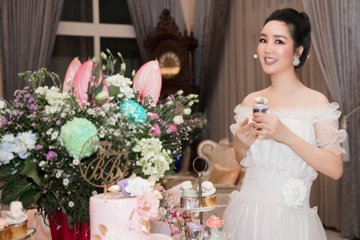 Giáng My cắm hoa, nấu ăn tổ chức sinh nhật tại nhà cho con gái xinh như hoa hậu Ảnh 3