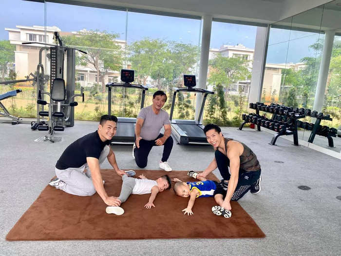 Hai cậu bé thường xuyên tập luyện thể thao cùng bố và ông nội