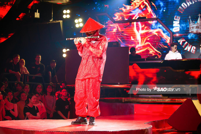 Hình ảnh của Weeza trong các MV lại chẳng 'dị' như khi anh xuất hiện ở King of Rap, có lẽ đó là một sự thay đổi khi đến với sân chơi này.