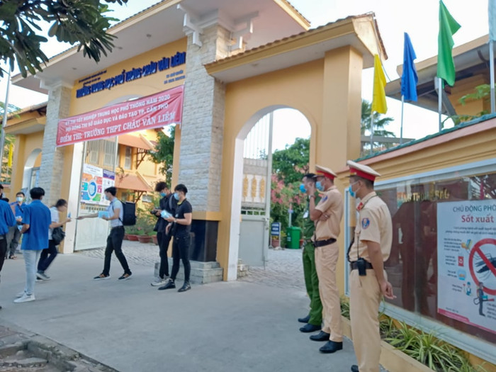 Các lực lượng chức năng cũng đã sớm có mặt tại điểm thi để làm công tác đảm bảo an ninh, an toàn cho kỳ thi năm nay