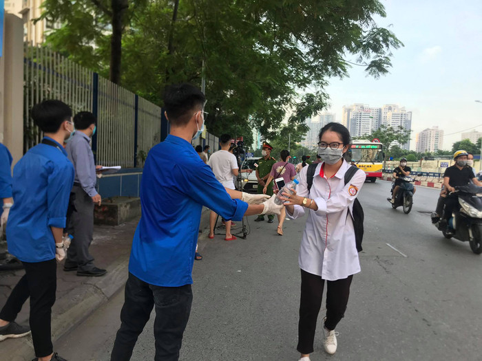 Thí sinh có mặt tại điểm thi từ sớm chuẩn bị cho môn thi đầu tiên của kỳ thi tốt nghiệp THPT 2020 Ảnh 16