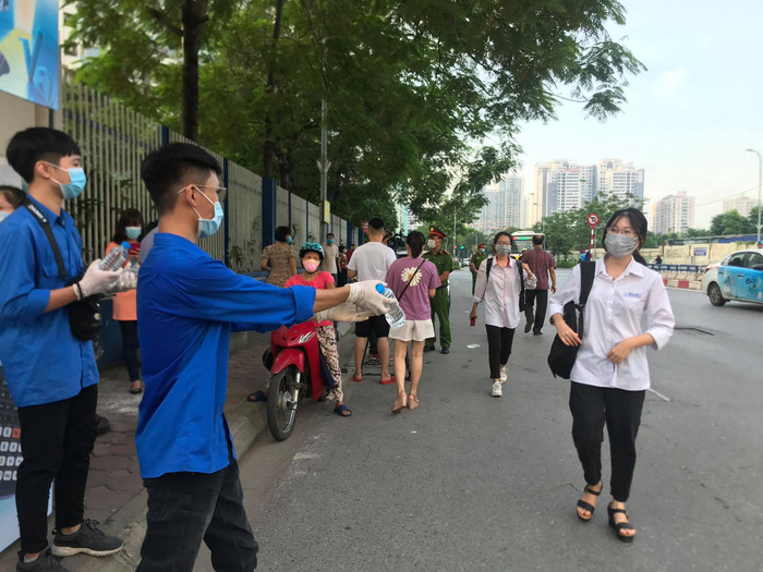 Đội thanh niên tình nguyện tại cổng trường tiếp nước cho các thí sinh và phụ huynh