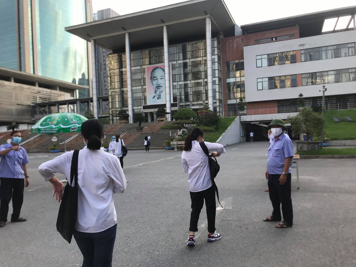 Tại điểm thi trường THPT Hà Nội - Amsterdam, các thí sinh cũng có mặt từ rất sớm