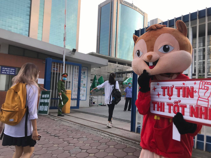 Thí sinh có mặt tại điểm thi từ sớm chuẩn bị cho môn thi đầu tiên của kỳ thi tốt nghiệp THPT 2020 Ảnh 15