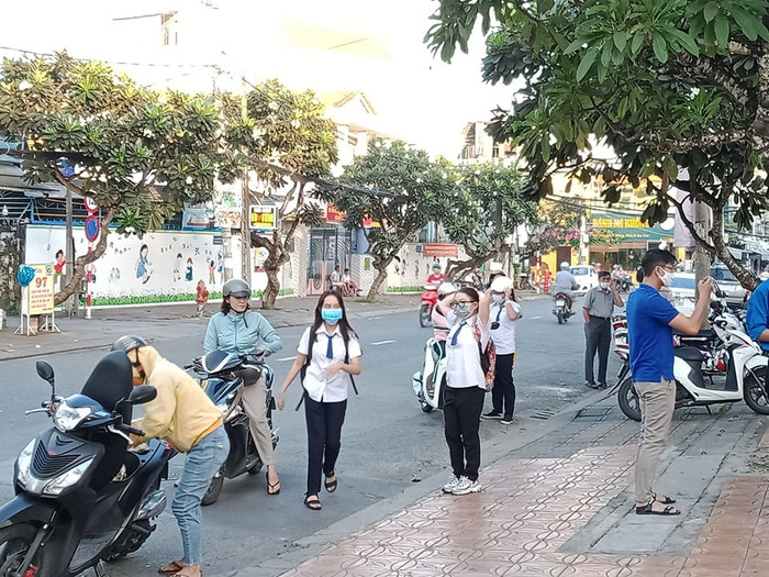 Ngay từ sớm, phụ huynh đã đưa con em mình đến điểm thi