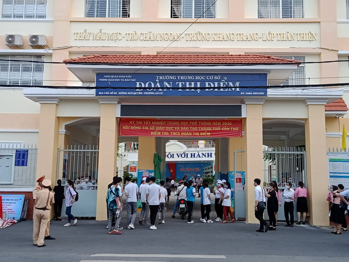 Tại điểm thi trường THCS Đoàn Thị Điểm (Cần Thơ), các thí sinh cũng có mặt từ rất sớm