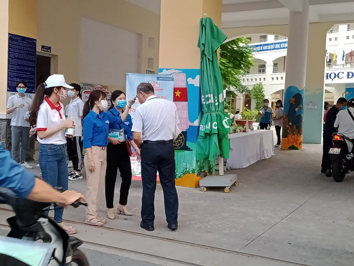 Không chỉ riêng gì các thí sinh, cán bộ coi thi, lực lượng làm nhiệm vụ cho kỳ thi cũng buộc phải thực hiện đúng quy tắc nhằm phòng ngừa dịch bệnh