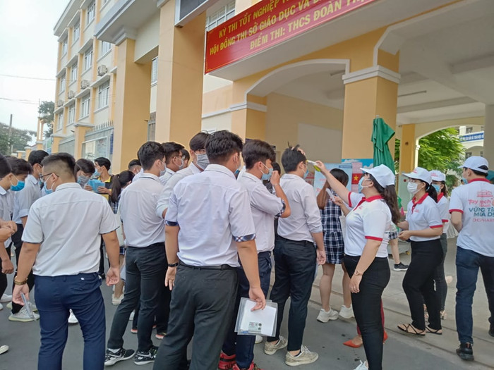 Việc do thân nhiệt, rửa tay sát khuẩn trước khi vào điểm thi cũng được thực hiện kỹ càng