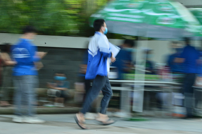 Theo lịch, thời gian bắt đầu làm bài thi từ 7h35, thí sinh phải có mặt trước đó.