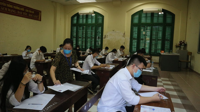 Các cán bộ coi thi bắt đầu kiểm tra giấy tờ, thông tin thí sinh 