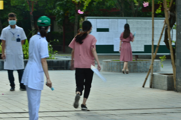 Nữ sinh cũng đang gấp rút chạy đến phòng thi cho kịp giờ