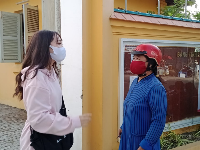 Một phụ huynh (áo xanh) có con dự thi tại điểm thi trường THPT Châu Văn Liêm quên giấy CMND. Phụ huynh này nhờ tình nguyện viên đem vào điểm thi cho thí sinh