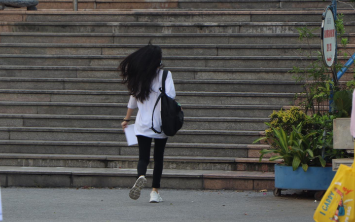 Nhiều thí sinh hớt hải chạy đến điểm thi do đến muộn trong ngày đầu tiên kỳ thi tốt nghiệp THPT Ảnh 2