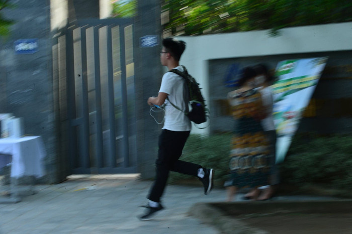 Nam sinh ở điểm thi THPT Lương Thế Vinh (Hà Nội) cũng vội vã chạy vào phòng thi