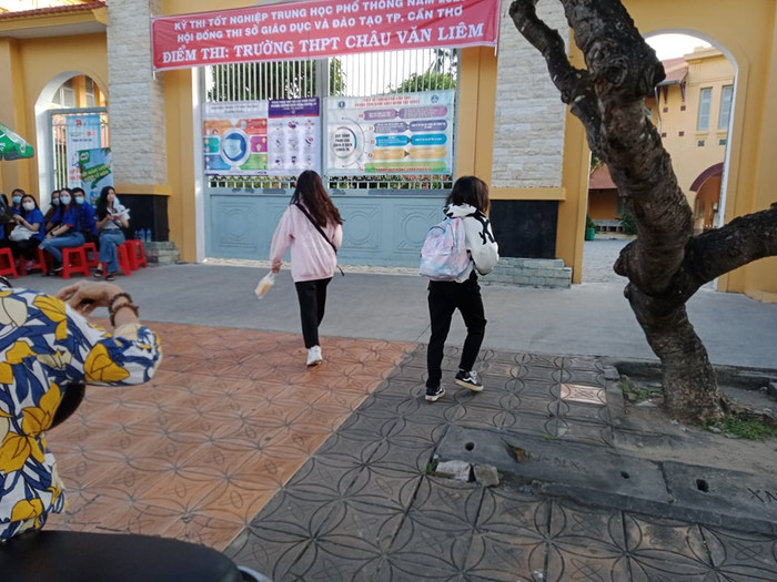 Sau đó, nữ sinh phải vội vàng vào điểm thi