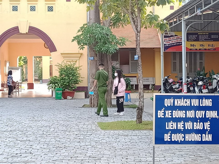 Tình nguyện viên (áo hồng) nhờ cán bộ công an giúp đỡ. 