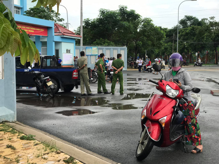 Có lẽ, khi thí sinh bắt đầu làm bài thì các phụ huynh cũng hồi hộp không kém